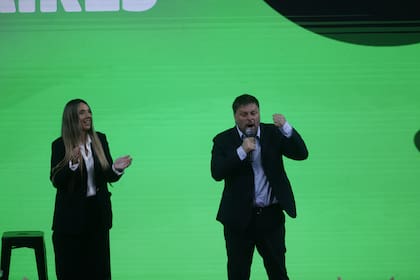 Claudia Negri aplaude a Santoro, en pleno acto de cierre de campaña