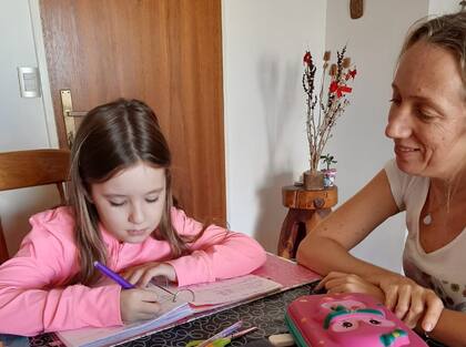 Claudia Rorai acompaña a su hija Martina durante la realización de sus tareas, sin perder de vista que la cuarentena por el coronavirus afecta el ánimo de los niños