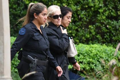 Claudia Sbabo se retira de los tribunales de Comodoro Py tras declarar en la causa de enriquecimiento ilícicito de Manuel Adorni