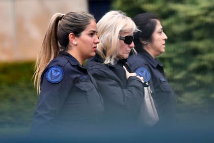 Claudia Sbabo se retira de los tribunales de Comodoro Py tras declarar en la causa de enriquecimiento ilícicito de Manuel Adorni