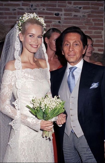 Claudia Schiffer, junto al diseñador en 2002. La modelo se casó con Matthew Vaughn. “Cuando le conté a Valentino que me comprometía, primero me organizó una fiesta de compromiso. Fue muy dulce. Y, cuando le pedí si podía diseñarme el vestido de novia, me dijo: ‘Qué bueno que me preguntes, porque ya lo hice” y me mostró tres opciones, con distintos tipos de escotes"
