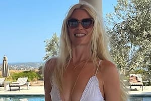 Claudia Schiffer festejó sus 55 años y se mostró espléndida en un traje de baño