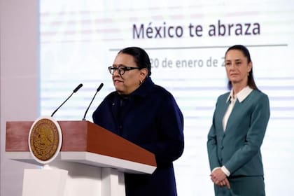 Claudia Sheinbaum detrás de la secretaria de Gobierno, Rosa Icela Rodríguez, durante la conferencia sobre el plan migratorio en México