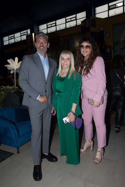 Claudia Villafañe junto a Sergio Goycochea y Ana Laura Merlo.