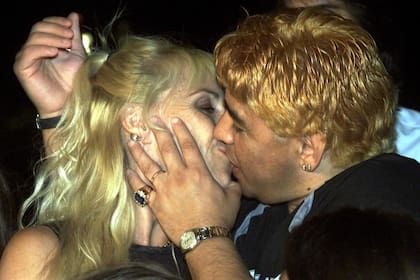 Un beso apasionado durante la internación de Maradona en Cuba