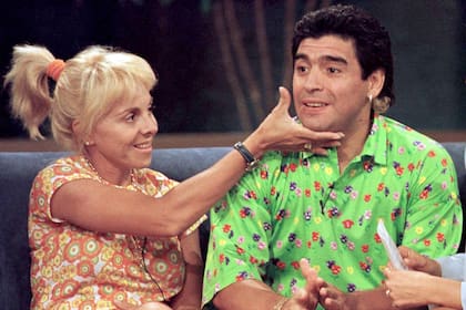 Claudia Villafañe y Diego Maradona durante un programa de televisión en 1996