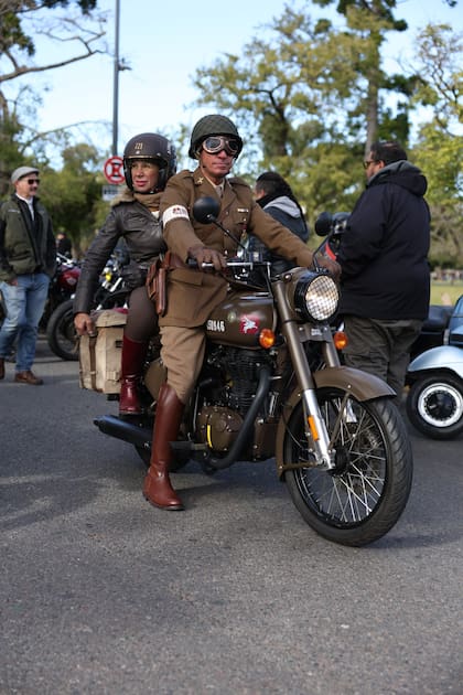 Claudia y Marcelo se lucieron en una Royal Enfield Pegasus 2018, réplica de la Segunda Guerra Mundial