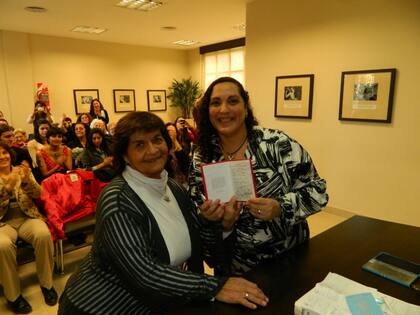 Claudia y Mercedes, orgullosas, muestran la libreta tras la unión civil