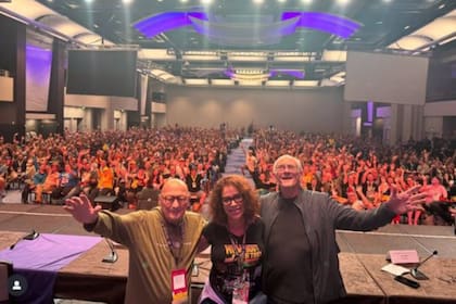 Claudia y sus excompañeros de Volver al Futuro, Christopher Lloyd y James Tolkan