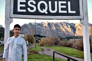Es de la Patagonia, cocinó en el Llao Llao y, con los consejos de su abuelo, busca llevarse el premio al mejor asador