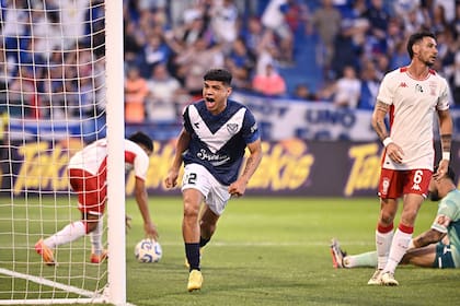 Claudio Aquino celebra luego de anotar el primer gol Vélez ante Huracán en el partido que resolvió el título para el Fortín, en la última fecha de la Liga Profesional 2024