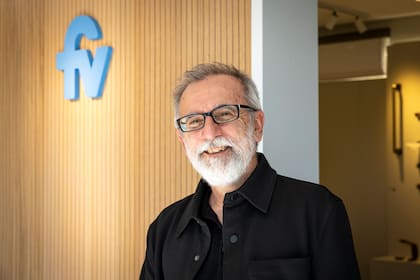 Claudio Bernal, gerente de Promoción en FV, en el stand de la marca en Experiencia Living Remeros Beach 2026.