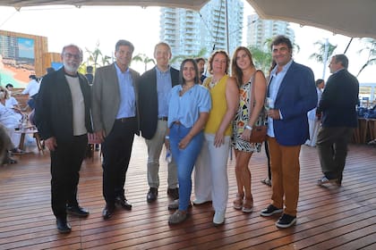 Claudio Bernal, Gerente de Promoción y Relaciones Institucionales en FV (en el extremo izquierdo) y Gustavo Rusconi, gerente comercial de Ferrum, en el centro, con parte de sus equipos