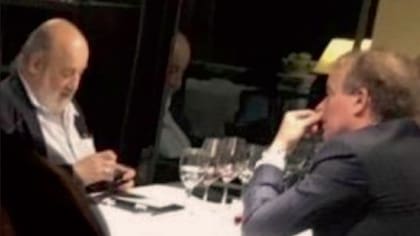 Claudio Bonadio y Sebastián Eskenazi, en un restaurante en Recoleta