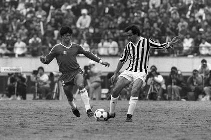 Claudio Borghi y Michel Platini, durante la histórica final Intercontinental entre Argentinos y Juventus, en 1985
