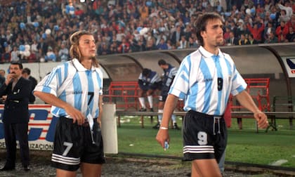 Claudio Caniggia, con el pelo largo, y Gabriel Batistuta, con el corto; el sistema de Passarella empezó a crujir durante la eliminatoria en 1996 y tuvo que cambiar sobre la marcha en las eliminatorias