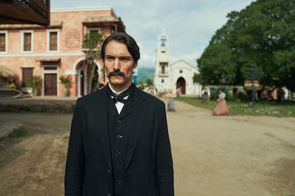 Claudio Cataño como el coronel Aureliano Buendía en una escena de Cien años de soledad
