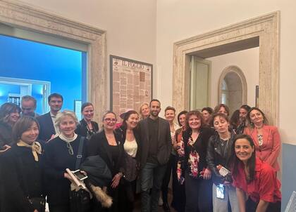 Claudio Cerasa junto con periodistas de diferentes medios internacionales que lo visitaron para hablar de Il Foglio AI. Crédito: Claudio Cerasa.