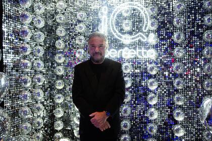 Claudio Cerini, estilista y referente de la peluquería en la Argentina en el stand de IQ durante la Revolution Night.