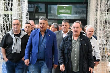 Claudio "Chiqui" Tapia, acompañado en su visita a Ferro de mediados de septiembre.