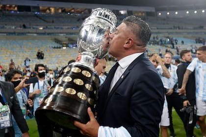Claudio Chiqui Tapia besa la Copa América en Brasil, en 2021: con la conquista, la Argentina rompió la racha de 28 años sin levantar el trofeo