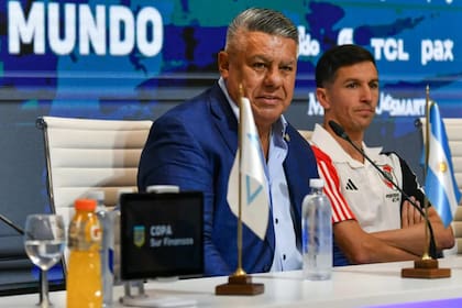 Claudio "Chiqui" Tapia e Ignacio Fernández, durante la conferencia de prensa previa al Superclásico realizada esta tarde en Ezeiza