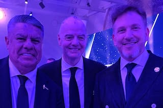 "Gracias por el apoyo": Tapia consiguió la foto con dos pesos pesados y manda un mensaje desde la FIFA