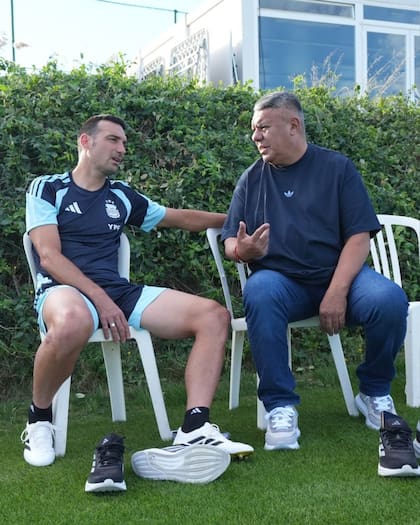 Claudio "Chiqui" Tapia, presidente de la Asociación del Fútbol Argentino (AFA) con Lionel Scaloni