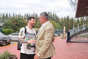 Messi llegó a la Argentina: cuánto cuesta la exclusiva remera de Louis Vuitton que lució
