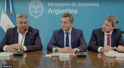 Claudio "Chiqui" Tapia, Sergio Massa y Matías Lammens anunciaron el Mundial Sub 20 en la Argentina desde el Ministerio de Economía