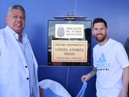 Claudio "Chiqui" Tapia, siempre cercano a Lionel Messi, en un agasajo especial para el capitán del seleccionado: el predio de Ezeiza lleva su nombre