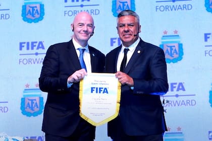 Claudio Chiqui Tapia, titular de la AFA, junto a Gianni Infantino, presidente de la FIFA, en una imagen de archivo