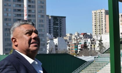 Claudio Chiqui Tapia visitó la nueva tribuna local popular Oeste de Ferro y entregó una plaqueta por su inauguración