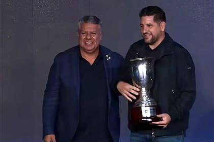 Claudio Chiqui Tapia y Agustín Orion, presidente de Midland; el club de Libertad ascendió tras 111 años a la Primera Nacional y respalda la gestión de la actual conducción de la AFA