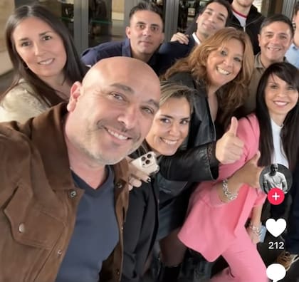 Claudio Cicarelli (en primer plano), en una imagen junto a la diputada Lorena Villaverde (de rosa)