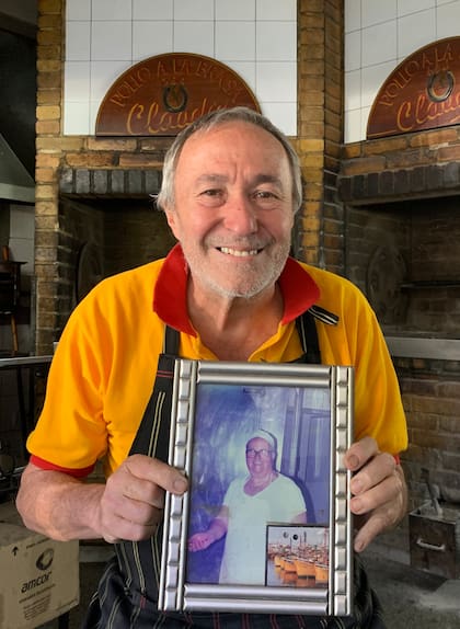 Claudio con el retrato de su padre: Antonio