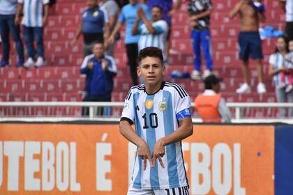 Claudio "Diablito" Echeverri festeja uno de sus goles con la Selección Sub 17 en el Sudamericano de Ecuador