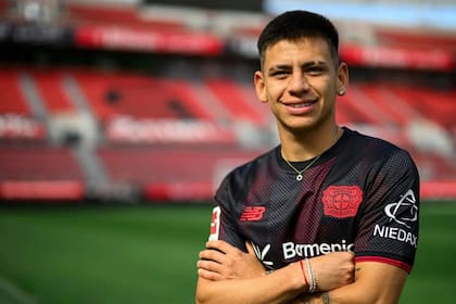 Claudio 'Diablito' Echeverri será suplente en el encuentro de este martes entre Bayer Leverkusen y PSG