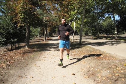 Claudio disfruta mucho hacer deportes y la vida al aire libre. En la foto: corriendo en Casa de Campo.