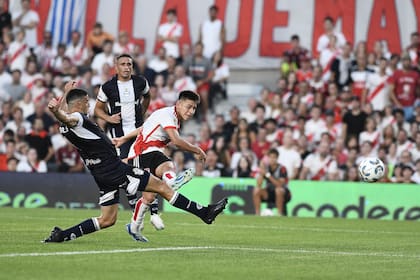 Claudio Echeverri despacha el zurdazo del empate; fue su primer gol en primera división