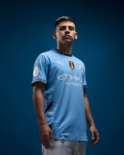 Claudio Echeverri posando con la camiseta de Manchester City