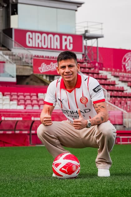 Claudio Echeverri recaló en Girona, en el segundo préstamo que Manchester City hace del delantero; le faltó madurar más tiempo en River.
