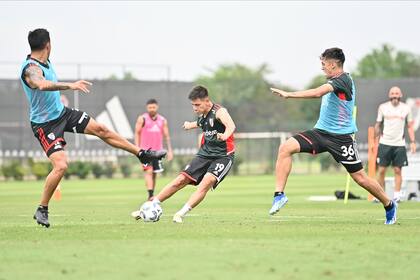 Claudio Echeverri remata ante el intento de bloqueo de Pablo Solari; River se entrena pensando en la final con Rosario Central por el Trofeo de Campeones