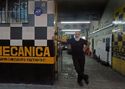 Claudio Fernández, mecánico, vecino de esta emblemática esquina de Palermo