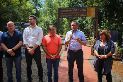 Claudio Filippa (intendente de Iguazú), Federico Granato (APN), el gobernador de Misiones, Oscar Herrera Ahuad y el ministro Juan Cabandié.