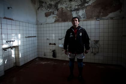 Claudio Franzotti, no vidente, muestra el deterioro del lugar