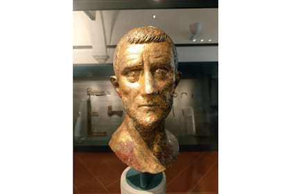 Claudio II habría prohibido el matrimonio entre los soldados jóvenes y un sacerdote llamado Valentín desafío dicha orden