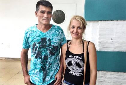 Claudio Jáuregui y Miriam Oviedo, ayer, en la puerta del hospital Muñiz, donde su hija está internada