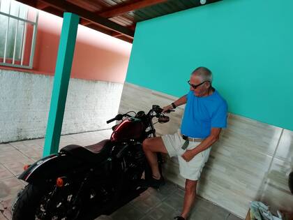 Claudio junto a una moto, durante uno de sus viajes en solitario