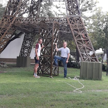 Claudio Marchetti (a la izquierda) antes de elevar una parte de la torre